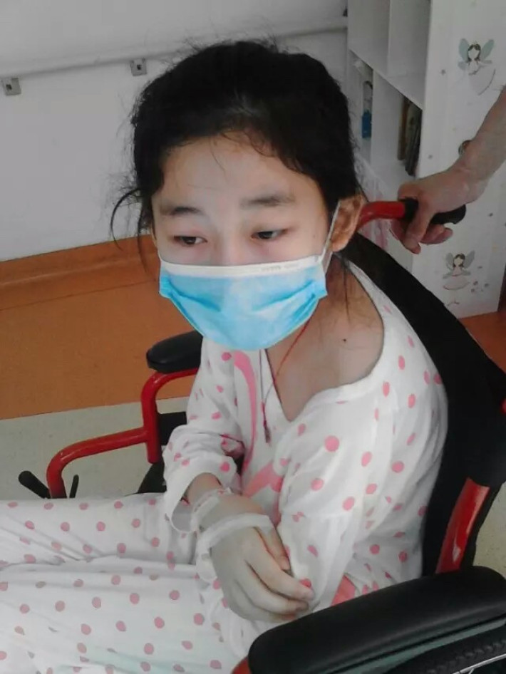 在上海复旦大学附属儿童医院做了六次骨穿,才查出为急性白血病,随后