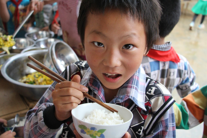 只為讓山裡的孩子不再蹲著吃飯!